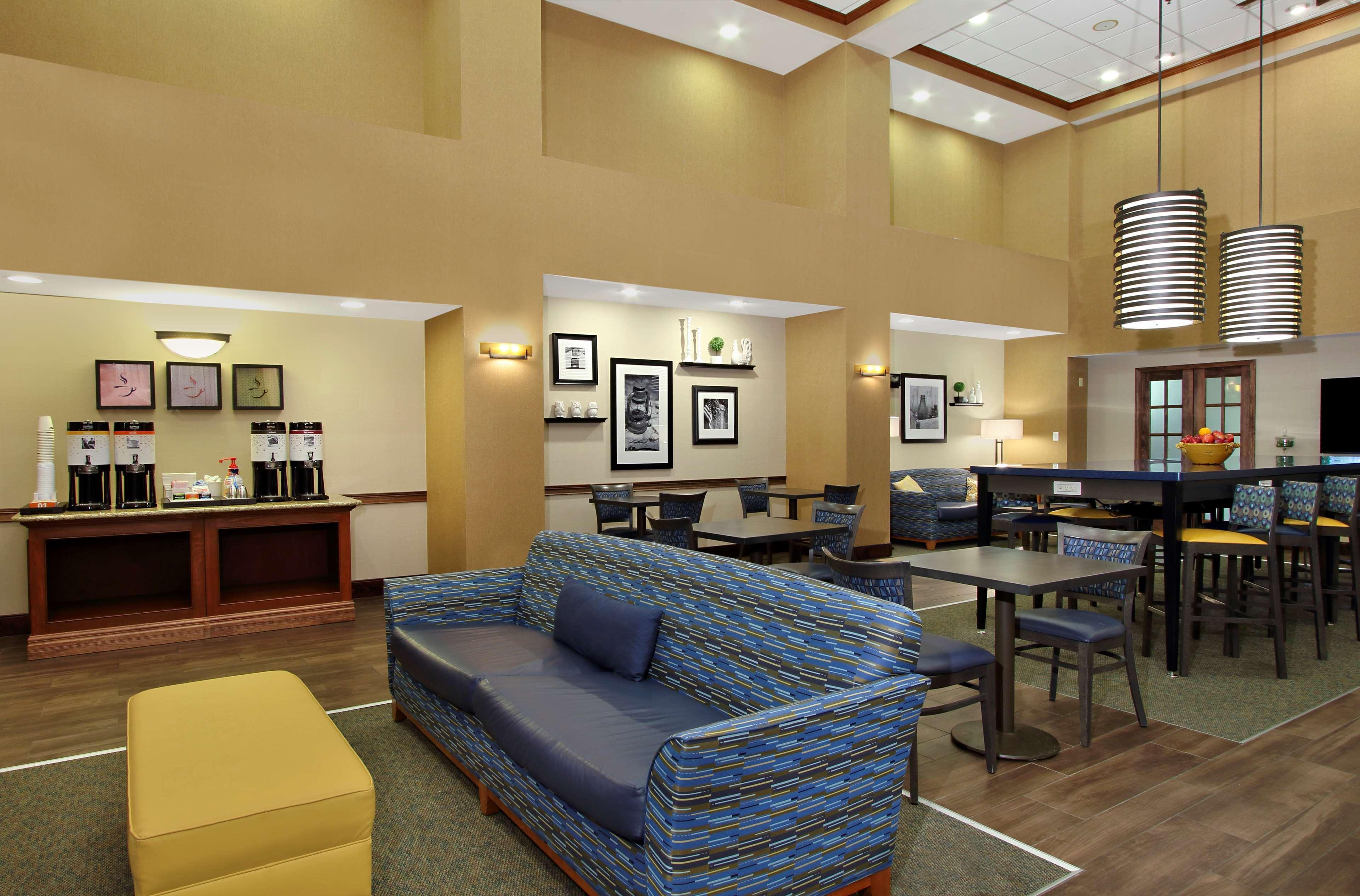 Hampton Inn & Suites Madisonville Exterior photo