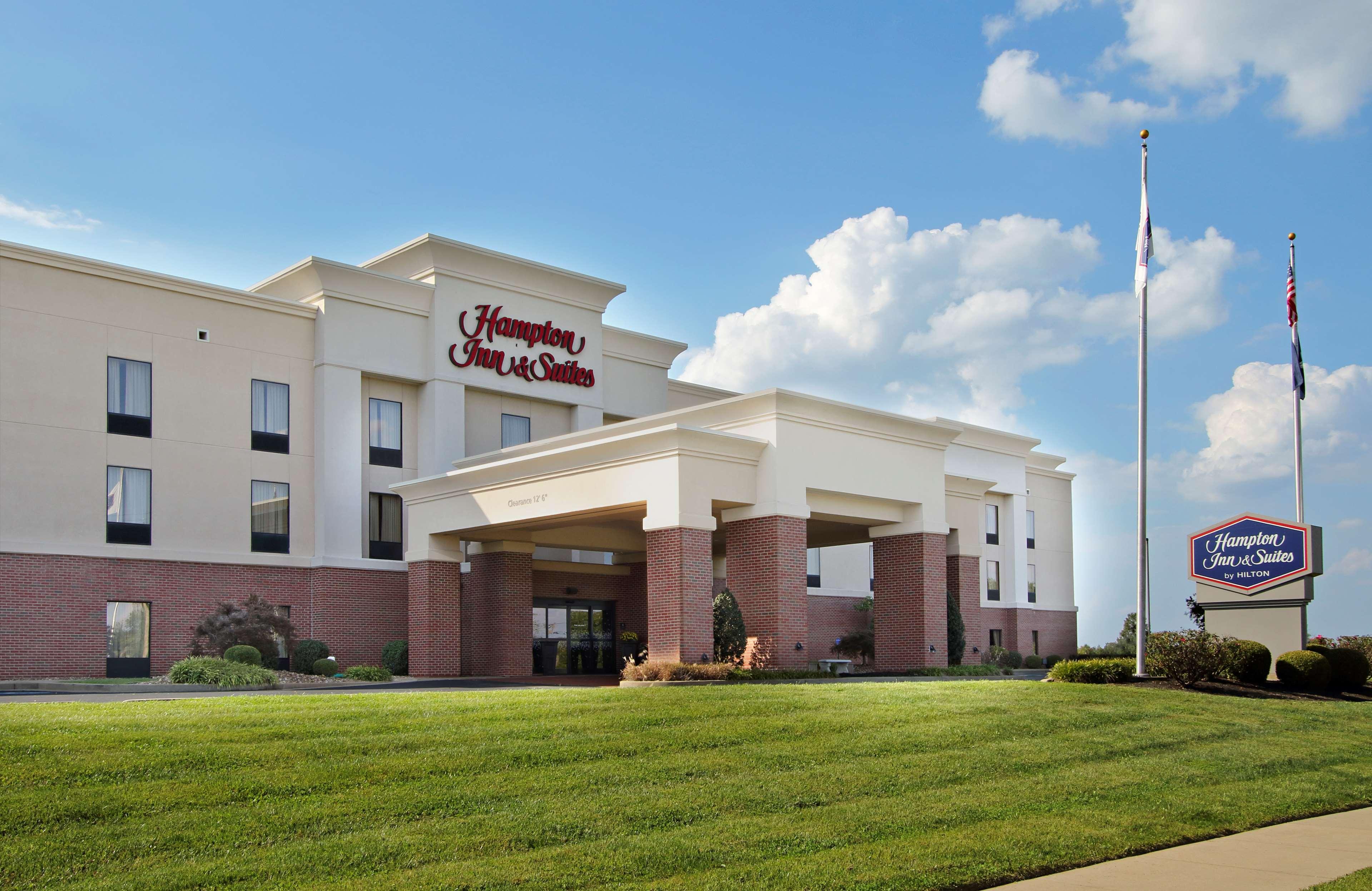 Hampton Inn & Suites Madisonville Exterior photo