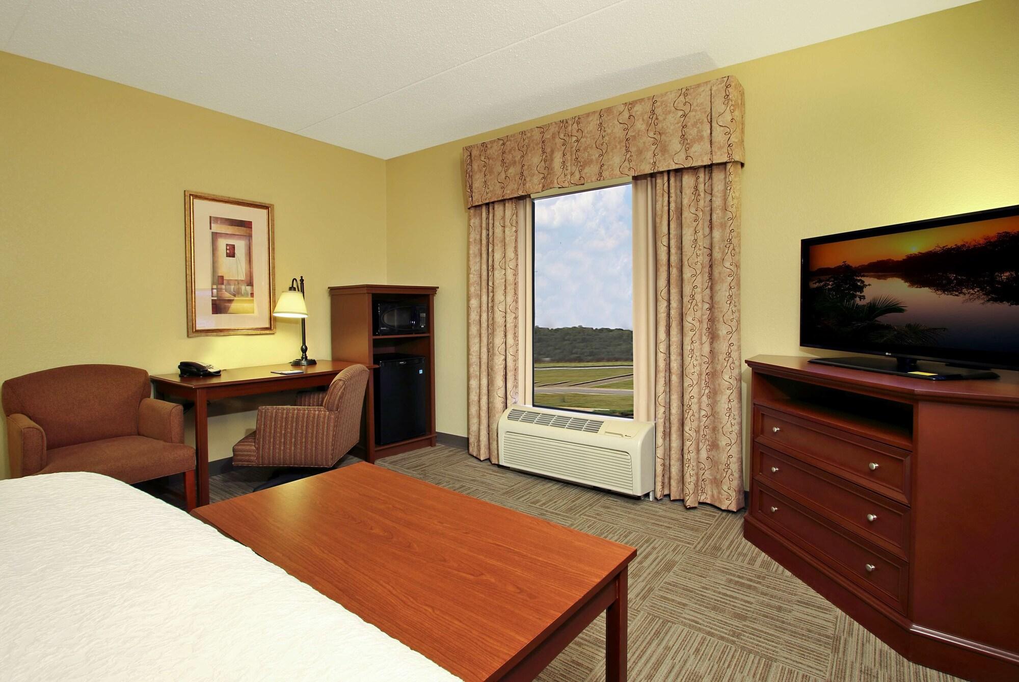 Hampton Inn & Suites Madisonville Exterior photo