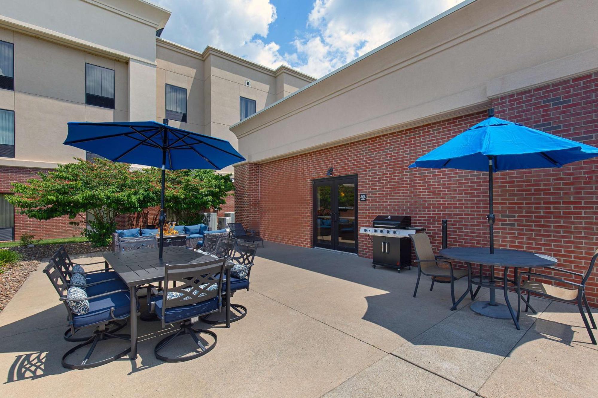 Hampton Inn & Suites Madisonville Exterior photo
