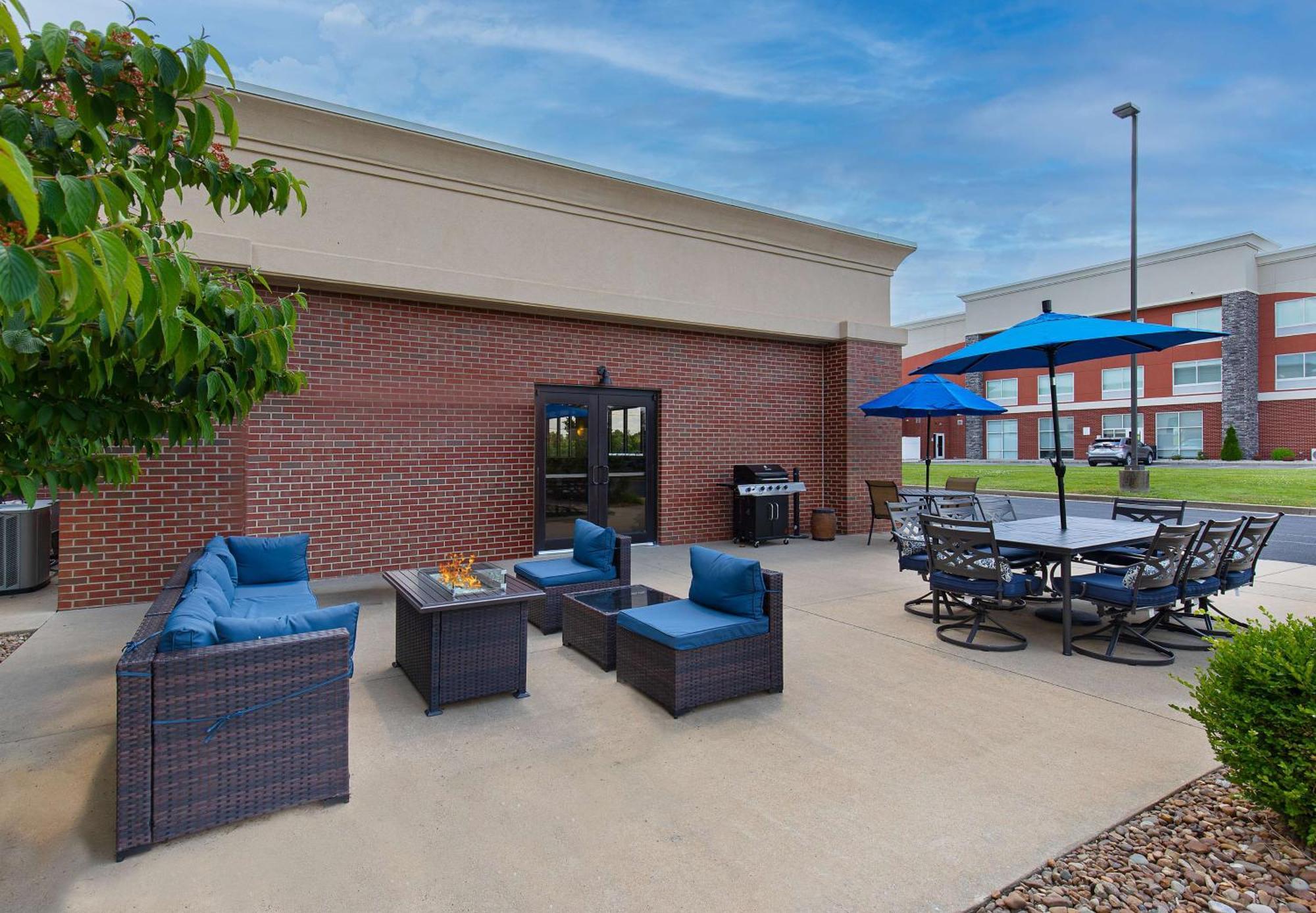 Hampton Inn & Suites Madisonville Exterior photo